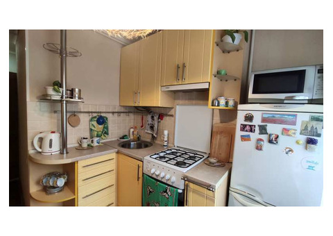 Продам 2-к. квартиру-сталінку, 4/5, метро 5 хв.