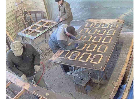 На роботу в Польщу потрібен досвідчений столяр для реставрації дверей, сходів, паркету.