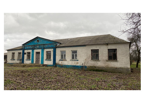 Продається комерційна будівля(колишня контора). 330 кв.м.  60 соток.