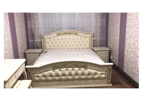 Спальні гарнітури, ліжка,  меблі з натурального дерева