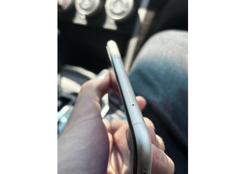 Продам iPhone 11 64GB у гарному стані — лише 7000 грн