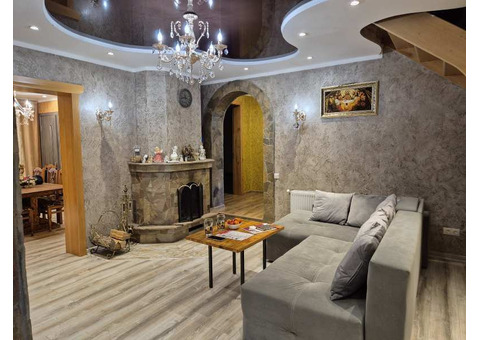 Новий будинок для великої сім'ї в тихому місці